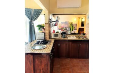 Cozy condo in Jaco. Walking distance to the beach!