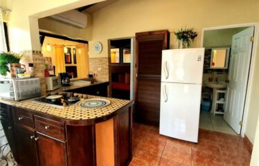 Cozy condo in Jaco. Walking distance to the beach!